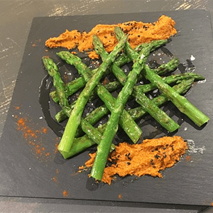 Espárragos verdes con romescu