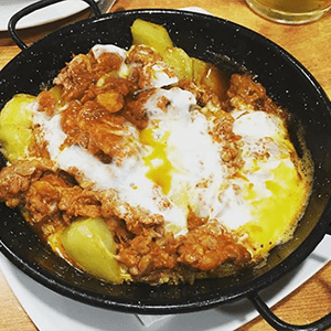 Huevos rotos con picadillo de ciervo